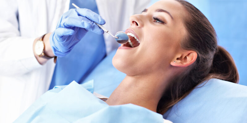 Adult woman having a calmvisit at the dentist's